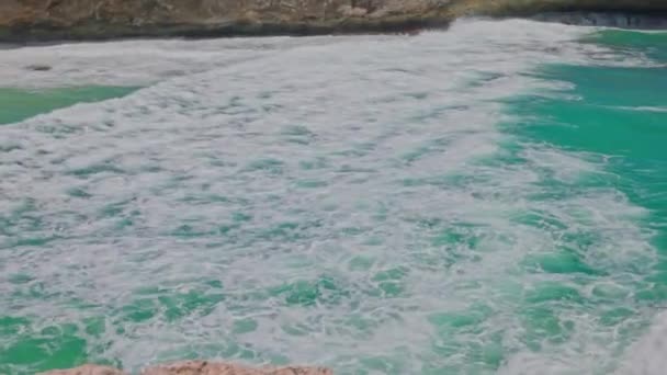 Uitzicht Grote Turquoise Golven Caribische Zee Rotsachtige Kust Van Het — Stockvideo