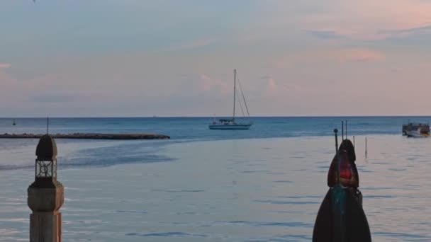 Atlantik Okyanusu Nda Gün Batımının Güzel Manzarası Deniz Rıhtımında Yelken — Stok video
