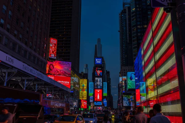 在漆黑的夜空背景下 美丽的百老汇夜景色彩斑斓 纽约美国 2022 — 图库照片