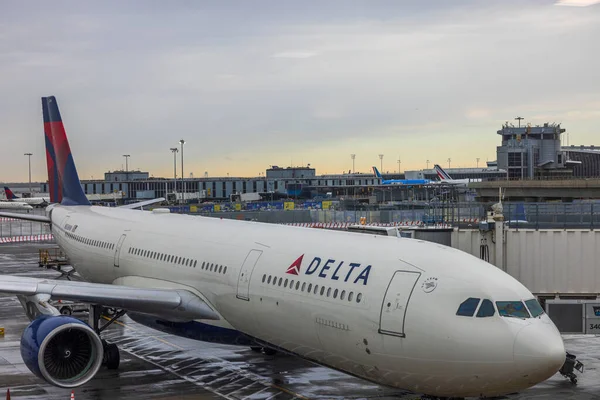 Közelről Láthatjuk Delta Airlines Repülőjét Reptéren Hollandiában Amszterdam 2022 Augusztus — Stock Fotó