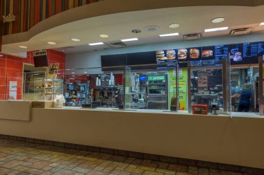 McDonald 's restoranının renkli müşteri masasını kapatın. Fast food konsepti. - New York. ABD. 09.22.2022.