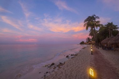 Atlantik Okyanusu 'nda gün batımının muhteşem manzarası Aruba adasının kumlu sahillerinden.