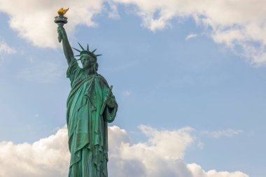 Batı 36. Cadde ve Broadway 'in mavi yol işaretleri yönünü kapatın. - New York. ABD.