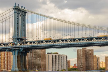 Hudson Nehri üzerindeki Brooklyn Köprüsü 'nün ve Manhattan' ın gökdelenlerinin güzel manzarası. ABD. New York. 