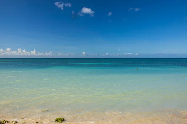 Hermosa Vista Del Océano Atlántico Olas Tranquilas Rodando Playa Costa —  Fotos de Stock