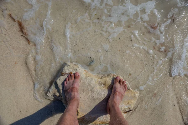 波の圧延中に海岸大西洋上のオスの足のビュー 夏休みのコンセプト アルバ — ストック写真