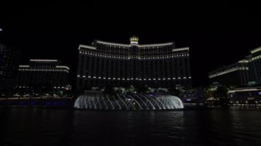 Gece vakti Bellagio Oteli 'nin su gösterilerinin fıskiyelerinin muhteşem manzarası. Las Vegas, Nevada, ABD. 