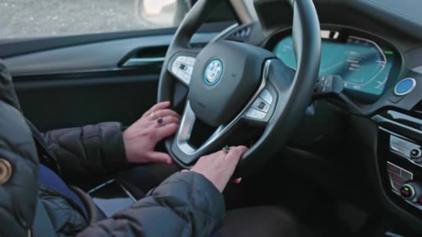 Вид Женщины Рулем Нового Электромобиля Bmw Ix3 Швеция Уппсала 2022 — стоковое видео