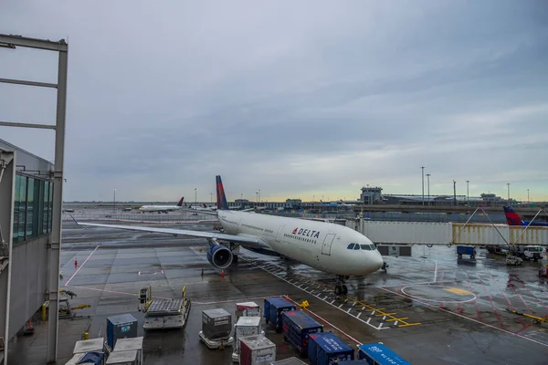 Gyönyörű Kilátás Nyílik Delta Airlines Repülőgépeire Reptéren New York Ban — Stock Fotó