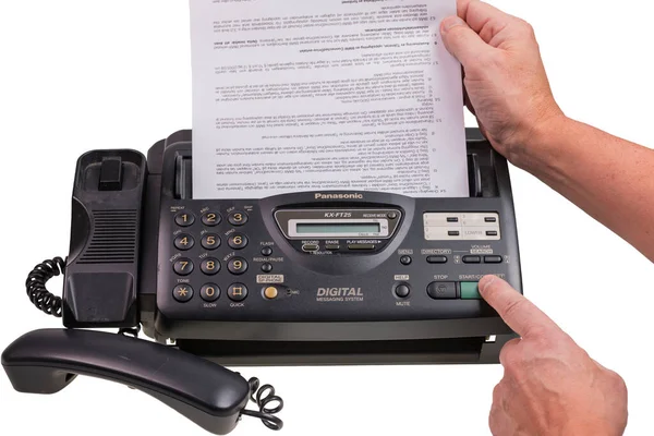 Vista Perto Das Mãos Pessoa Enviando Fax Telefone Fax Panasonic — Fotografia de Stock