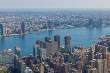 Hudson Nehri 'nin Manhattan' daki güzel hava manzarası şehrin gökdelenlerine karşı. - New York. ABD. 
