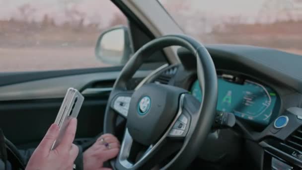 Žena Mluví Přes Mobil Když Řídí Koncept Nebezpečného Řízení Švédsko — Stock video