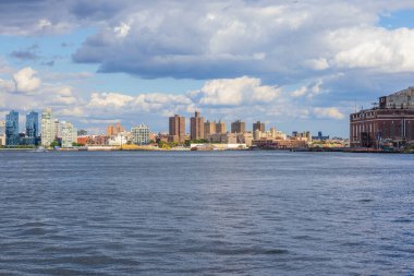 Hudson Nehri 'nden Brooklyn' in güzel panoramik manzarası. - New York. ABD. 09.21.2022.