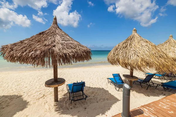 在大西洋碧绿海水的映衬下 雄鹰海滩上 日光浴和阳伞映衬着美丽的景色 阿鲁巴 — 图库照片