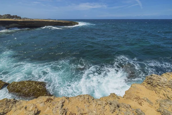 阿鲁巴西部岩石海岸的绿松石巨浪横贯大西洋的壮丽景色 — 图库照片