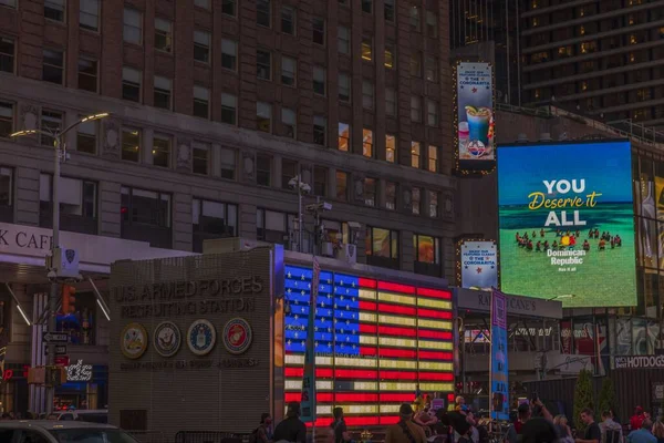 Όμορφη Θέα Του Time Square Ένοπλες Δυνάμεις Στρατολόγησης Στο Broadway — Φωτογραφία Αρχείου