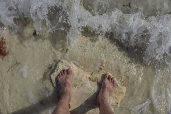 Закріпіть Ноги Сонцезахисними Слідами Людини Стоїть Піщаному Узбережжі Хвилями Аруба — стокове фото