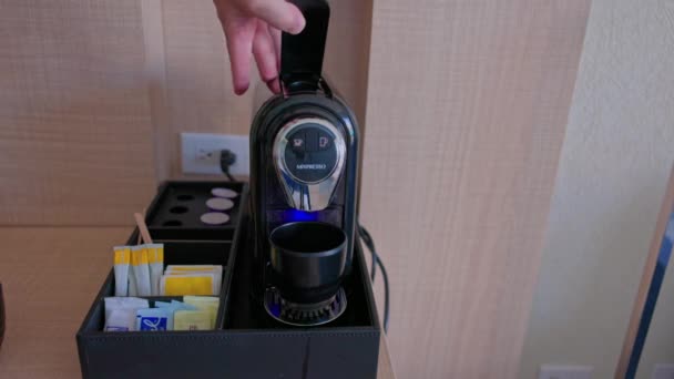 Kahve Kapsülünü Elektrikli Kahve Makinesine Koyan Kişinin Ellerine Yakından Bakın — Stok video