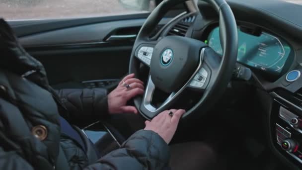 Widok Bliska Kobietę Prowadzącą Elektryczny Samochód Bmw Ix3 Szwecja Uppsala — Wideo stockowe