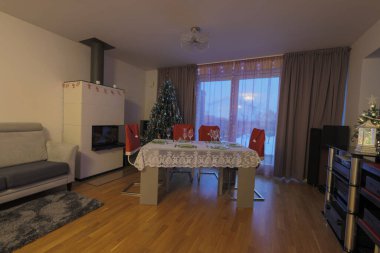 Noel ağacı süslemeli ve servis masalı güzel bir oda. İsveç. 