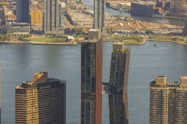 Hudson Nehri 'ndeki gökdelenlerin ve Manhattan manzarasının güzel manzarası. New York, ABD. 
