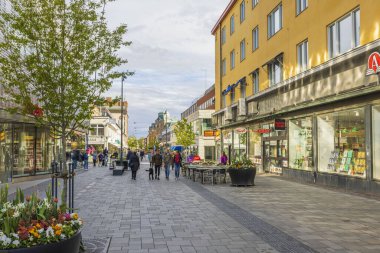 Uppsala şehir merkezinin güneşli bahar günündeki güzel manzarası. İsveç. Avrupa. Uppsala. 09.15.2022.
