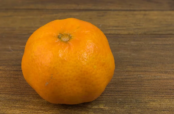 Ahşap Arka Planda Izole Edilmiş Mandarin Görünümünü Kapat — Stok fotoğraf