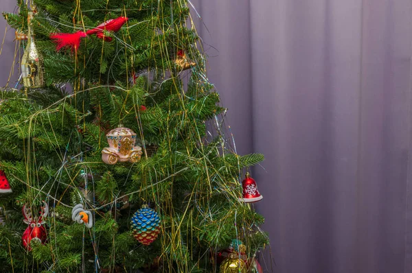 Vista Del Árbol Navidad Plástico Decorado Sobre Fondo Cortinas Púrpura —  Fotos de Stock