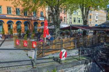Şehir merkezindeki Uppsala 'da güzel bir açık hava restoranı manzarası var. İsveç. Avrupa. Uppsala. 09.20.2022.