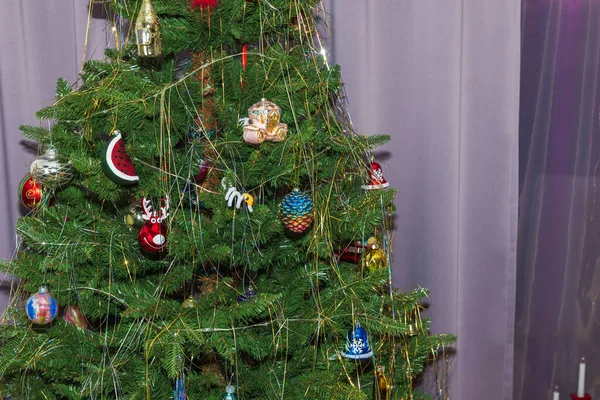 Hermosa Vista Del Árbol Navidad Plástico Decorado Sobre Fondo Cortinas —  Fotos de Stock