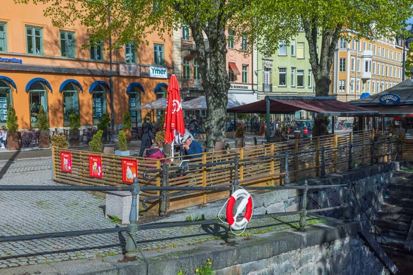 Şehir merkezindeki Uppsala 'da güzel bir açık hava restoranı manzarası var. İsveç. Avrupa. Uppsala. 09.20.2022.