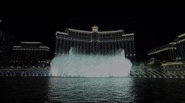 Geceleri Bellagio Oteli 'nin su sergisi çeşmelerinin güzel manzarası. Las Vegas, Nevada, ABD.