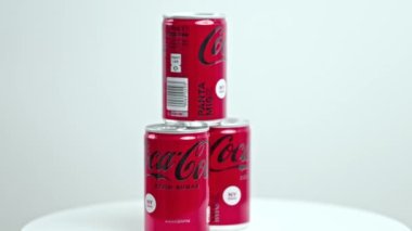 Arka planda üç metal kutu şekersiz Coca-Cola görüntüsü var. İsveç. Uppsala. 04.12.2022.