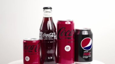 Arka planda şekersiz Pepsi-Cola ve Coca Cola kutularının metal görüntülerini kapatın. İsveç. Uppsala. 04.12.2022.