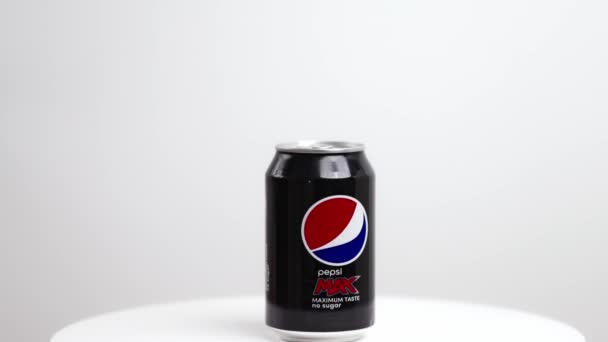 Крупный План Металлической Банки Сахара Pepsi Cola Вращается Фоновом Режиме — стоковое видео