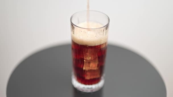 음료를 유리잔에 덩어리를 배경으로 회전하는 모습을 가까이 수있다 — 비디오
