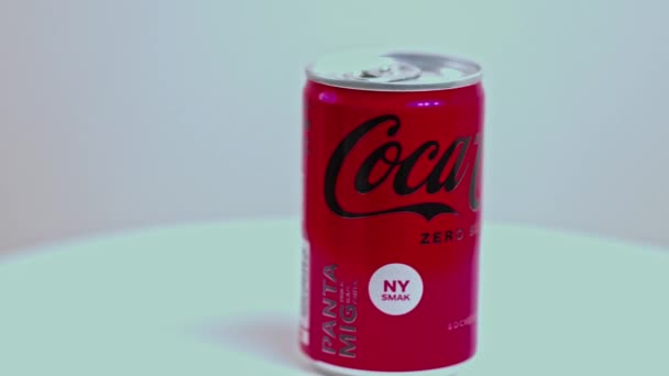 Pandangan Dekat Dari Logam Dapat Bebas Gula Coca Cola Berputar — Stok Video