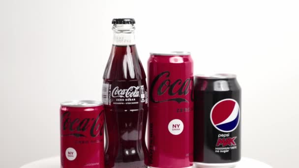 Widok Bliska Metalowe Puszki Pepsi Cola Bez Cukru Coca Cola — Wideo stockowe