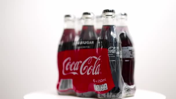 Vista Perto Embalagem Sem Açúcar Coca Cola Isolada Segundo Plano — Vídeo de Stock
