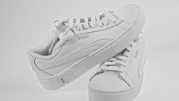 Vista Cerca Las Zapatillas Blancas Puma Aisladas Fondo Suecia Uppsala — Vídeos de Stock