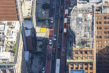 Manhattan 'ın güzel gökdelenleri ve yolda trafik var. New York, ABD. 09.21.2022.