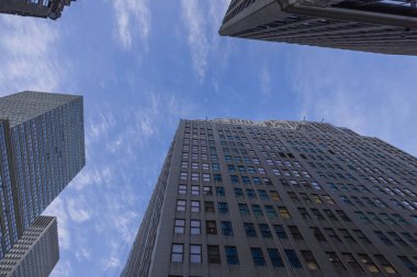 Manhattan 'ın gökdelenlerinin mavi gökyüzüne karşı güzel taban manzarası. ABD. New York.