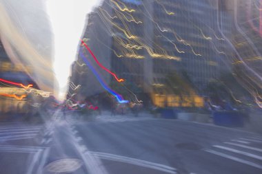 Gece görüş alanının dışında güzel ve geçen arabaların ışıklarıyla. - New York. ABD