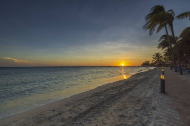 Aruba Adası 'ndaki otel kumsalından gün batımının muhteşem manzarası. Karayipler. 
