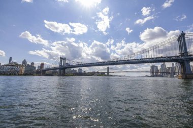 Hudson Nehri üzerindeki Brooklyn Köprüsü 'nün ve Manhattan' ın gökdelenlerinin güzel panoramik manzarası. ABD. New York. 