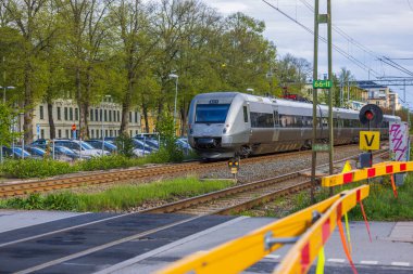 Kasabadaki kavşaktan geçen hızlı trenin güzel manzarası. Uppsala. İsveç. Avrupa. 09.14.2022