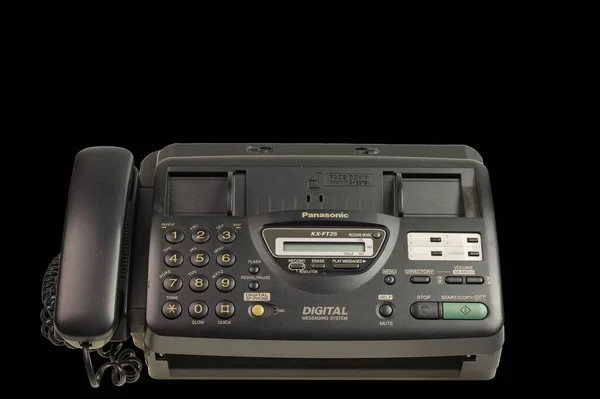 Закройте Вид Старого Факса Panasonic Изолированного Чёрном Фоне Швеция Уппсала — стоковое фото