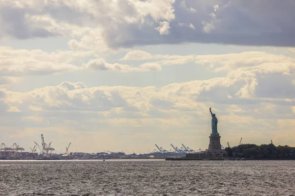 Вид Статую Свободы Острове Свободы Нью Йорке Дельте Реки Гудзон — стоковое фото
