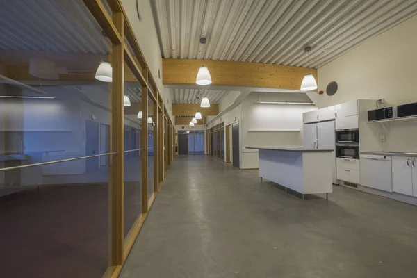 현대식 건물의 아름다운 홀에는 고립된 사무실 가전제품 스웨덴 — 스톡 사진