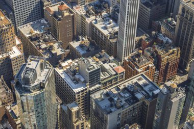 Yoğun bir şekilde inşa edilmiş Manhattan 'daki gökdelenlerin en tepeden aşağı manzarası. New York, ABD.